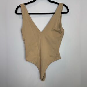 Aritzia Babaton Contour V-Neck Bodysuit thong size medium in beige